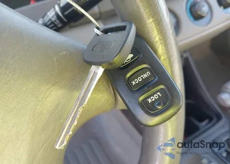 2004 Toyota Camry Le z USA, uszkodzony, nr VIN 4T1BE32KX4U891595